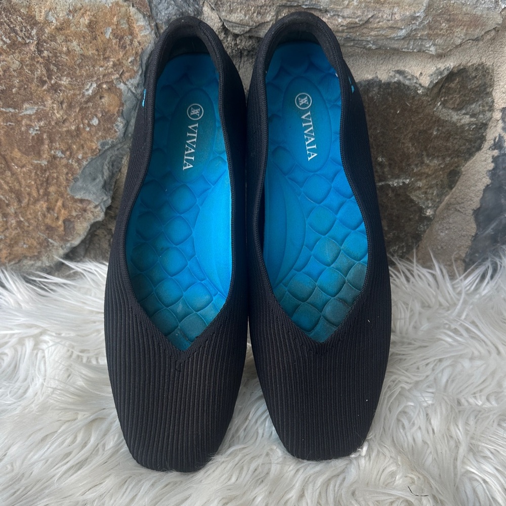 Vivaia Margot Walker Lightweight Square-Toe V-Cut Flats in Black/Blue Size 42
